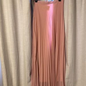 Pleated maxi skirt. Size large. New with tags